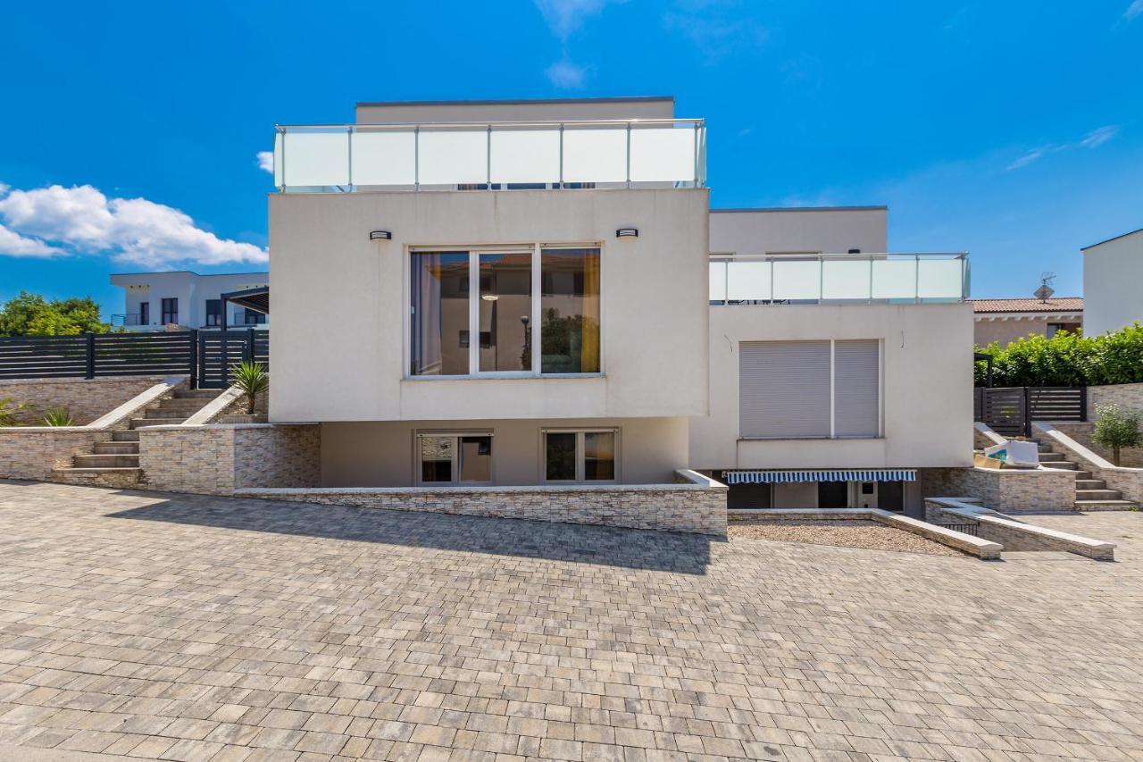 מאלינסקה Holiday House Sunlight With Heated Pool מראה חיצוני תמונה