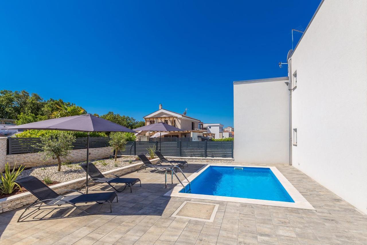 מאלינסקה Holiday House Sunlight With Heated Pool מראה חיצוני תמונה