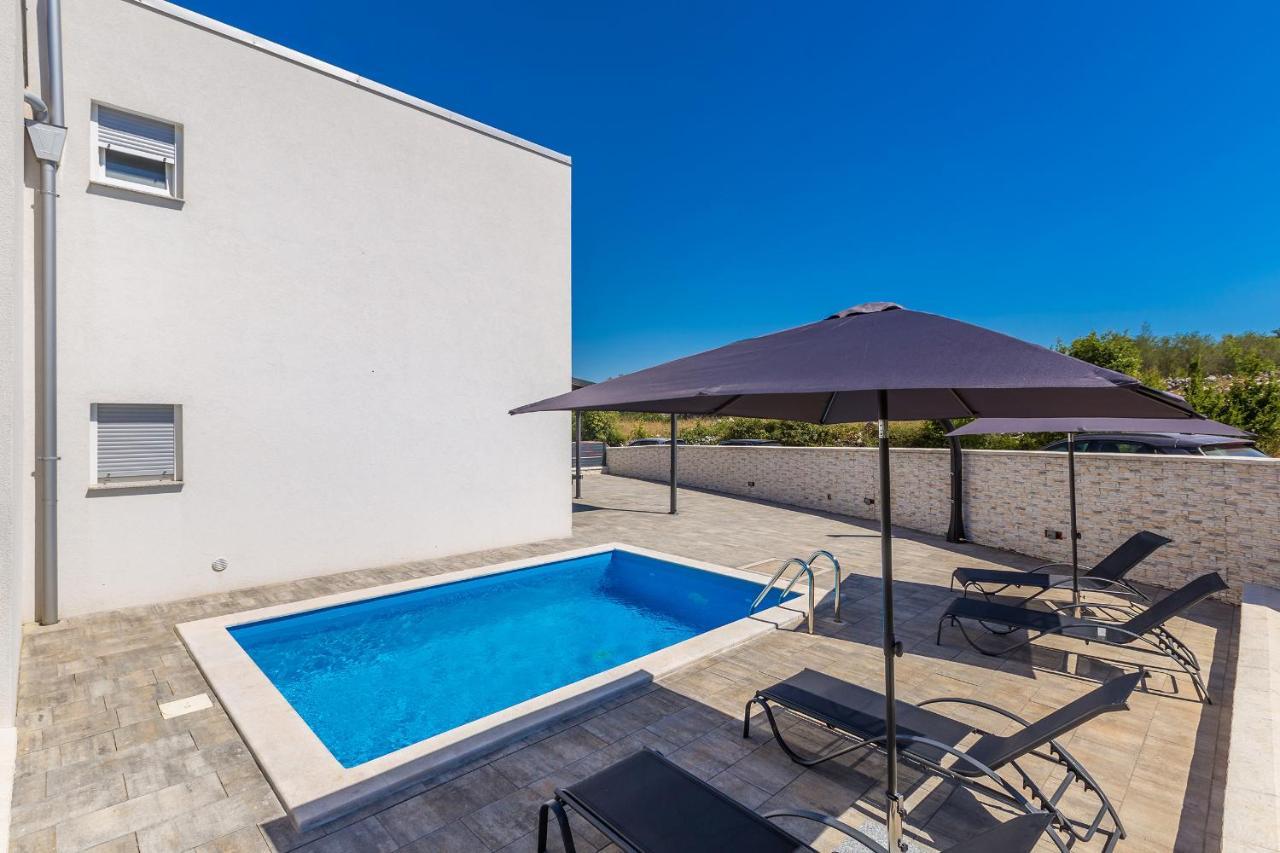 מאלינסקה Holiday House Sunlight With Heated Pool מראה חיצוני תמונה