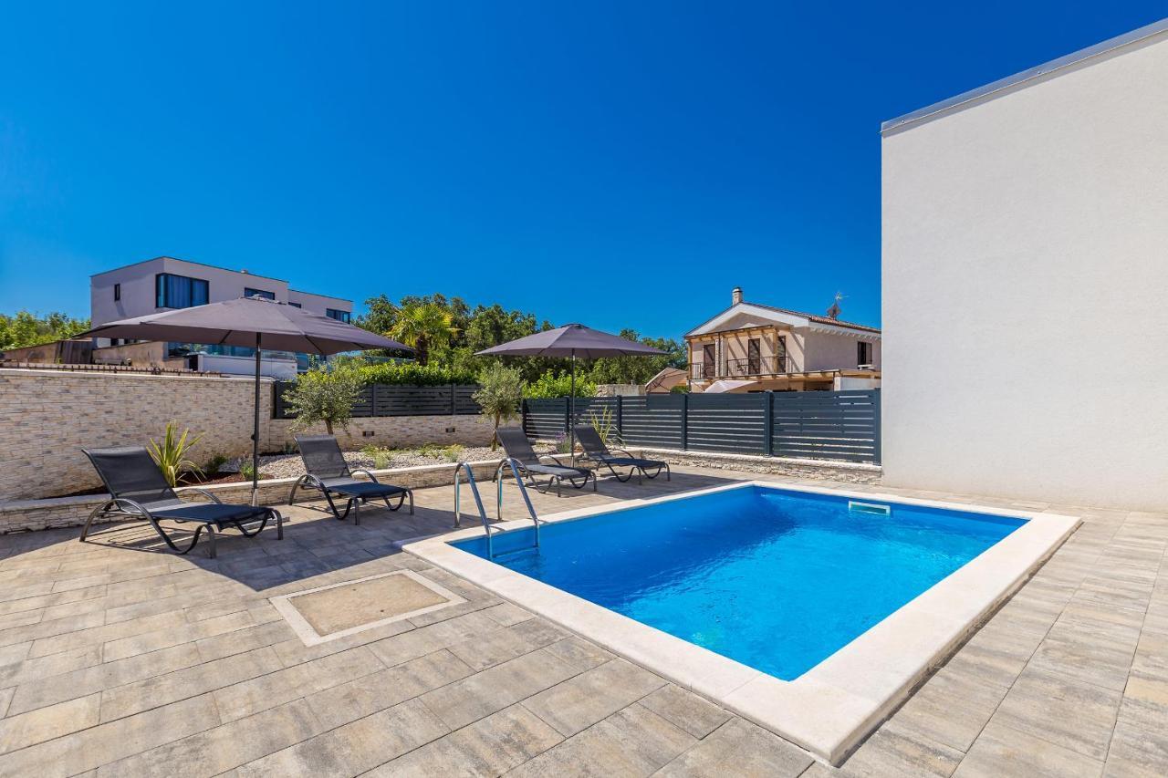 מאלינסקה Holiday House Sunlight With Heated Pool מראה חיצוני תמונה