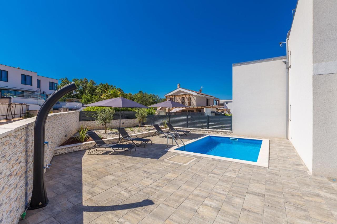 מאלינסקה Holiday House Sunlight With Heated Pool מראה חיצוני תמונה